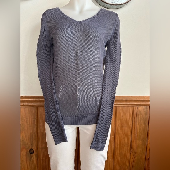 Banana Republic size small 100% mesh cotton blue/grey sweater, lightweight, sexy - Picture 2 of 8